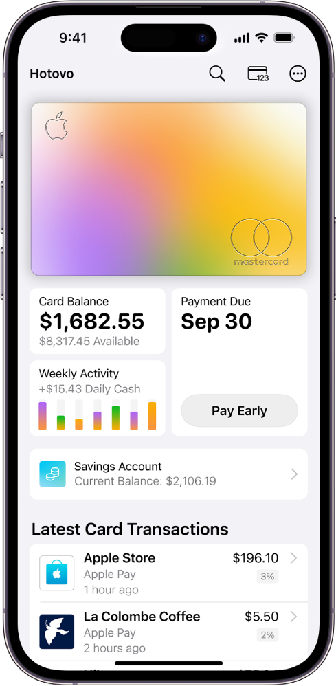 Apple Card v Peněžence; vpravo nahoře se nachází tlačítko Více. Pod obrázkem karty je vidět zůstatek na kartě, týdenní aktivita a tlačítko pro platbu. Dole je uveden aktuální zůstatek na spořicím účtu Savings a poslední transakce s kartou.