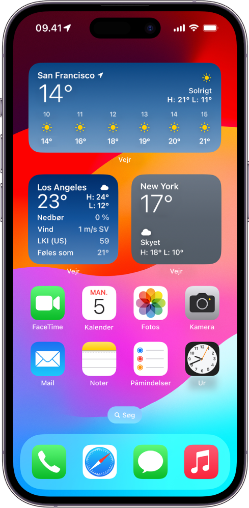 Hjemmeskærmen på iPhone med tre Vejr-widgets øverst på skærmen for tre forskellige lokaliteter.