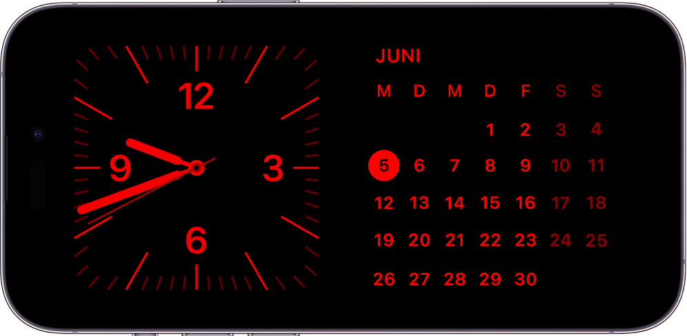 Ein iPhone im Modus „Standby“ bei geringem Umgebungslicht, das die Widgets „Uhr“ und „Kalender“ mit einer roten Einfärbung anzeigt.