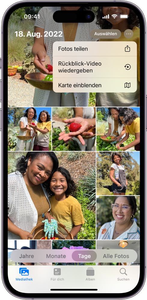 Der Bildschirm der App „Fotos“ zeigt die Fotomediathek, unten auf dem Bildschirm ist „Tage“ ausgewählt. Das Menü „Weitere Optionen“ oben auf dem Bildschirm ist geöffnet und zeigt die Optionen „Fotos teilen“, „Rückblick-Video wiedergeben“ und „Karte einblenden“.