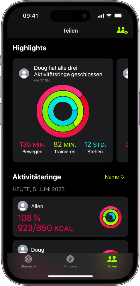 Der Bildschirm „Teilen“ der App „Fitness“ mit Aktivitätsringen und Highlights, die zwischen einer Person und ihren Freund:innen geteilt wurden.