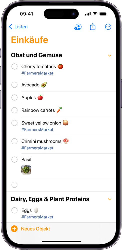 Ein Bildschirm der App „Erinnerungen“ mit einer Einkaufsliste. Einige Objekte in der Liste haben Tags und angehängte Fotos. Die Taste „Neues Objekt befindet sich unten links.
