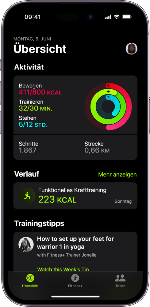Der Bildschirm „Übersicht“ in der App „Fitness“ mit den Bereichen „Aktivität“, „Verlauf“ und „Trainingstipps“.