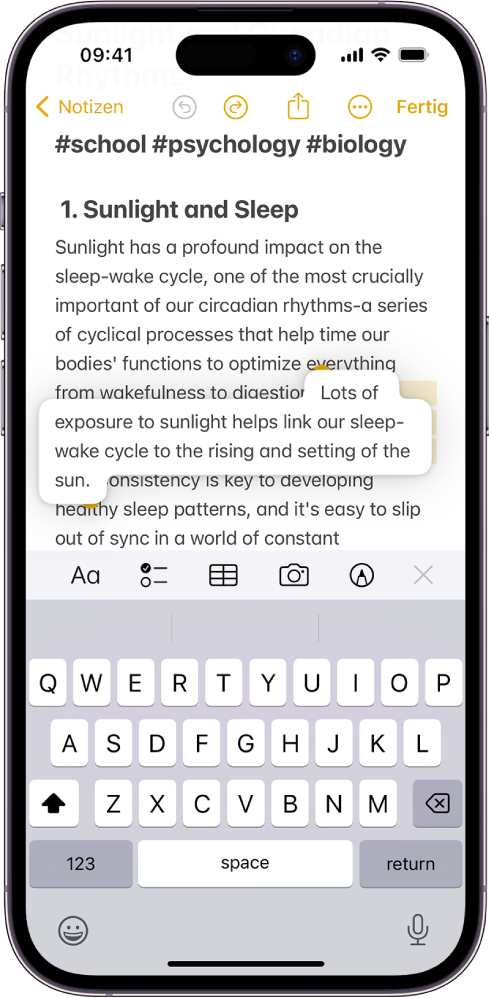 Ein Dokument ist in der App „Notizen“ geöffnet. Die Bildschirmtastatur befindet sich in der unteren Bildschirmhälfte. Der ausgewählte Text wird im Dokument hervorgehoben kann an eine neue Position bewegt werden.
