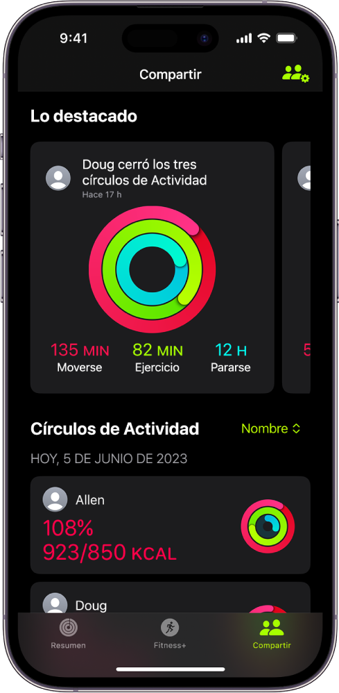 La pantalla Compartir de Fitness con los círculos de actividad y datos destacados de la actividad que se comparten entre una persona y sus amigos.