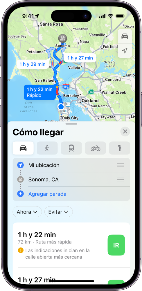 Un iPhone mostrando un mapa con rutas para viajar en auto con la distancia, la duración estimada y el botón Ir. Cada ruta usa un código de colores para representar las condiciones del tráfico.