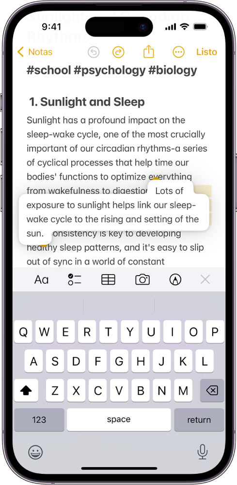 En la app Notas, hay un documento abierto. En teclado en pantalla está en la mitad inferior de la pantalla. Dentro del documento, el texto seleccionado se levanta para desplazarse a una nueva ubicación.
