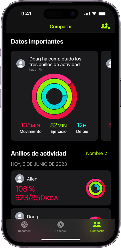 Pantalla Compartir de la app Fitness con los anillos de actividad y datos importantes de la actividad compartidos entre una persona y sus amistades.