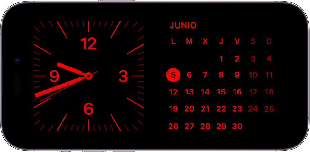 iPhone en modo “En reposo” con poca luz ambiente que muestra los widgets Reloj y Calendario con un tono rojo.