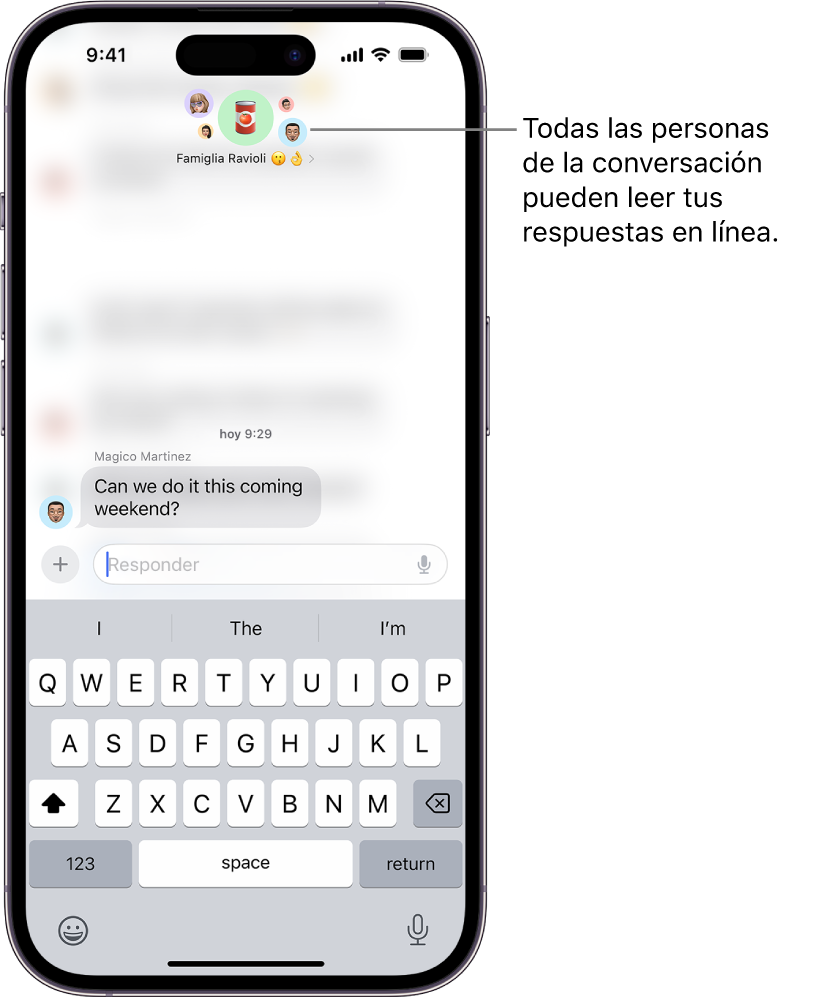 Redactando una respuesta dentro de una conversación de grupo en la app Mensajes. Los iconos de las personas del grupo están en la parte superior de la pantalla. El teclado en pantalla está en la mitad inferior de la pantalla. La mayor parte de los mensajes de la conversación están difuminados, excepto el texto al que se está respondiendo dentro de la conversación.
