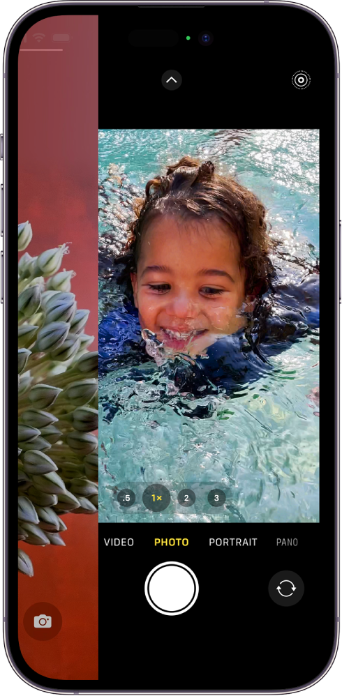 iPhone’i ekraanil näidatakse Lock Screen-kuva nihutamist vasakule ning rakenduse Camera avamist ekraani paremal küljel.