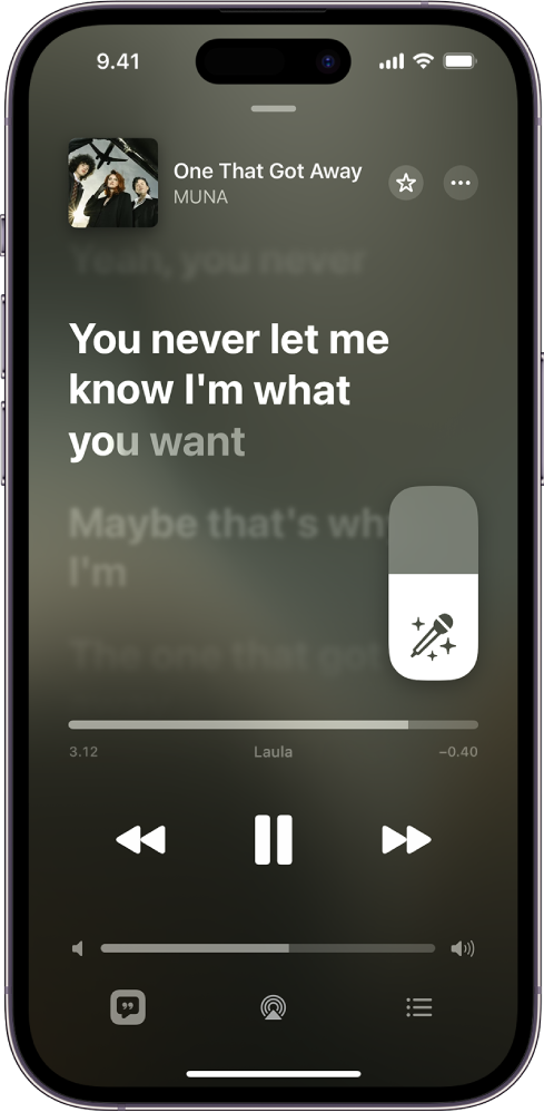 Toistossa nyt ‑näkymä, jossa näkyy Apple Music Sing ‑liukukytkin aikajanan yläpuolella ja sen oikealla puolella. Sillä hetkellä soivat sanoitukset näytetään korostettuina.
