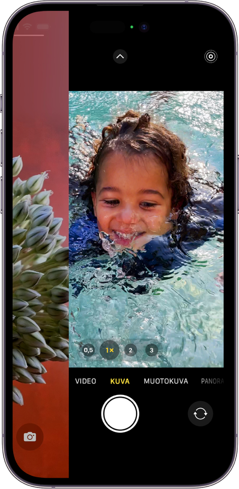 iPhone-näyttö, jossa näkyy vasemmalle liukuva lukittu näyttö ja kamera avoinna näytön oikeassa reunassa.