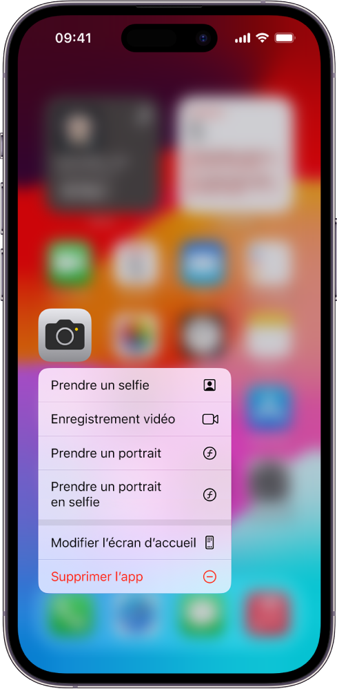 Un écran d’accueil flouté, avec le menu des actions rapides de l’appareil photo s’affichant sous l’icône de l’app Appareil photo.