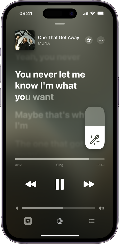 L’écran À l’écoute présentant le curseur Apple Music Sing au-dessus et à droite de la barre de lecture. Les paroles actuellement diffusées sont mises en surbrillance.