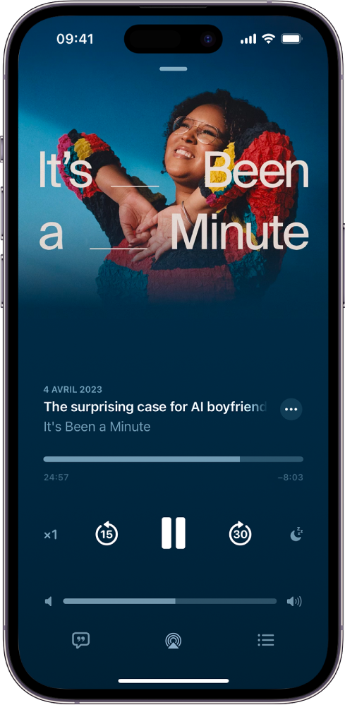 L’onglet « À l’écoute » de l’app Podcasts, qui affiche la maquette du podcast, le titre de l’épisode, les commandes de lecture et le curseur de volume. En bas de l’écran se trouvent l’icône AirPlay et le bouton Suivant.
