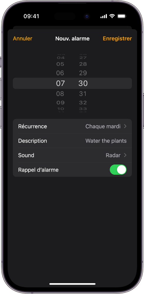 Un écran de configuration d’une alarme, avec les réglages pour modifier l’heure de l’alarme, choisir sa récurrence, ajouter une description, sélectionner un son et activer le rappel.