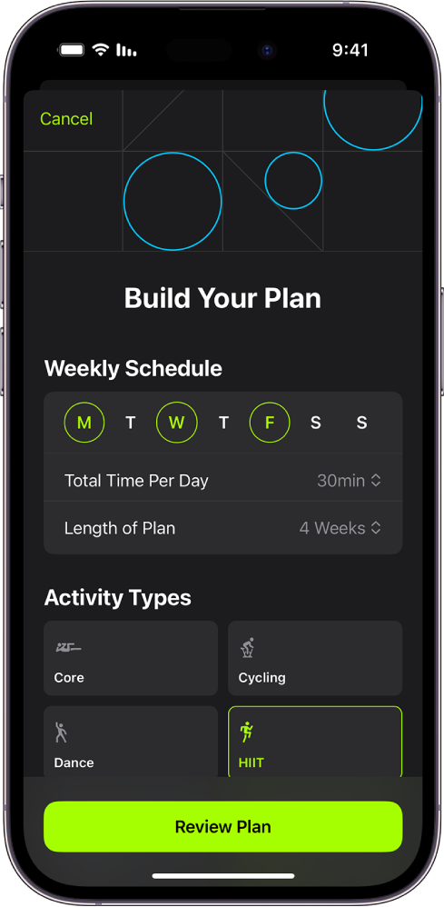 מסך של ״תכניות מותאמות״, המציג את ההגדרות לבחירת לוח זמנים שבועי ואת אורך התכנית. סוגי פעילות זמינים והכפתור Review Plan (עיון בתוכינת) נמצאים בתחתית המסך.