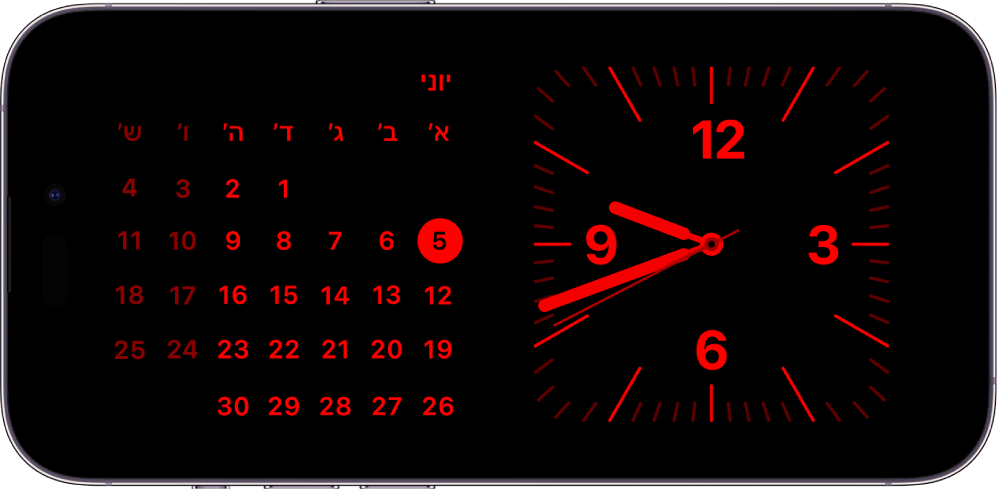 ‏iPhone ב״מצב המתנה״ בתאורה סביבתית נמוכה, מציג וידג׳טים של ״שעון״ ושל ״לוח שנה״ בגוון אדום.