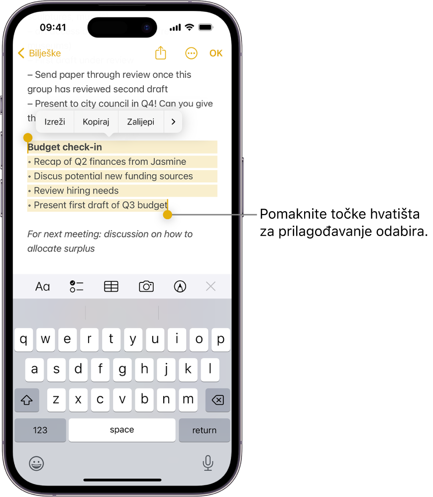 Tekst je odabran u bilješci u aplikaciji Bilješke. Iznad odabranog teksta nalaze se tipke Izreži, Kopiraj, Zalijepi i Auto ispuna. Odabrani tekst je istaknut, s točkama za podešavanje odabira na oba kraja.