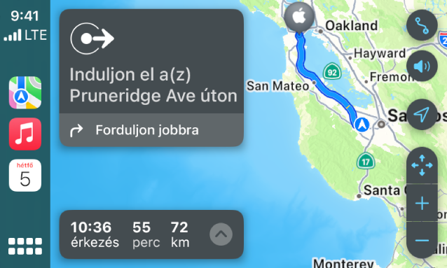 A CarPlay megjeleníti a Térképeket, a Zenét és a Naptárat az oldalsávon. Jobb oldalon az Apple Parkból az Apple Union Stationhöz vezető navigációs útvonal látható.