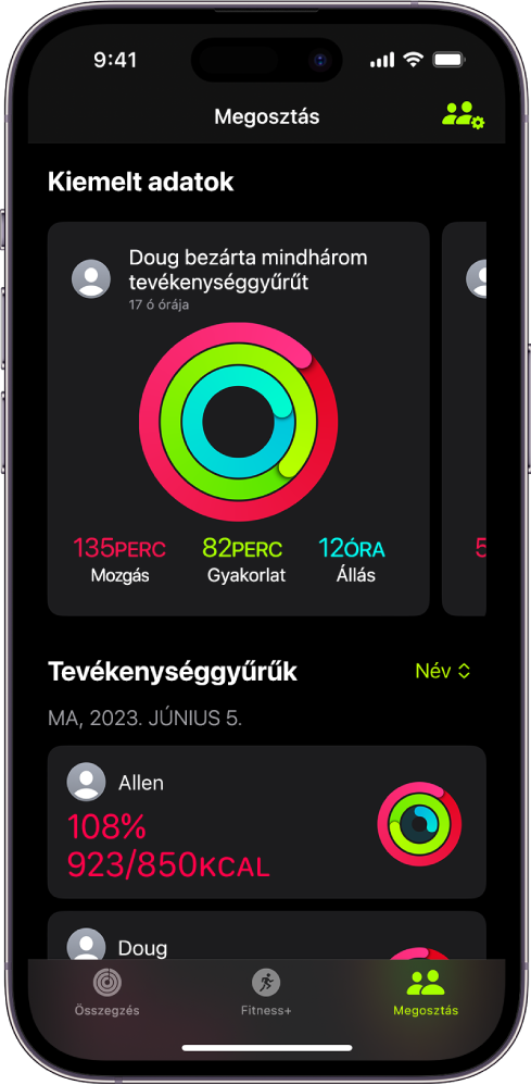 A megosztási képernyő a Fitnesz appban a tevékenységgyűrűkkel és azokkal a tevékenység-kiemelésekkel, amelyek meg vannak osztva egy személy és a barátai között.