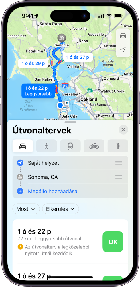 Egy autós útvonal térképe látható egy iPhone-on távolsággal, becsült időtartammal és az Indítás gombbal. Minden útvonal színkódolást használ a forgalmi viszonyok megjelenítéséhez.