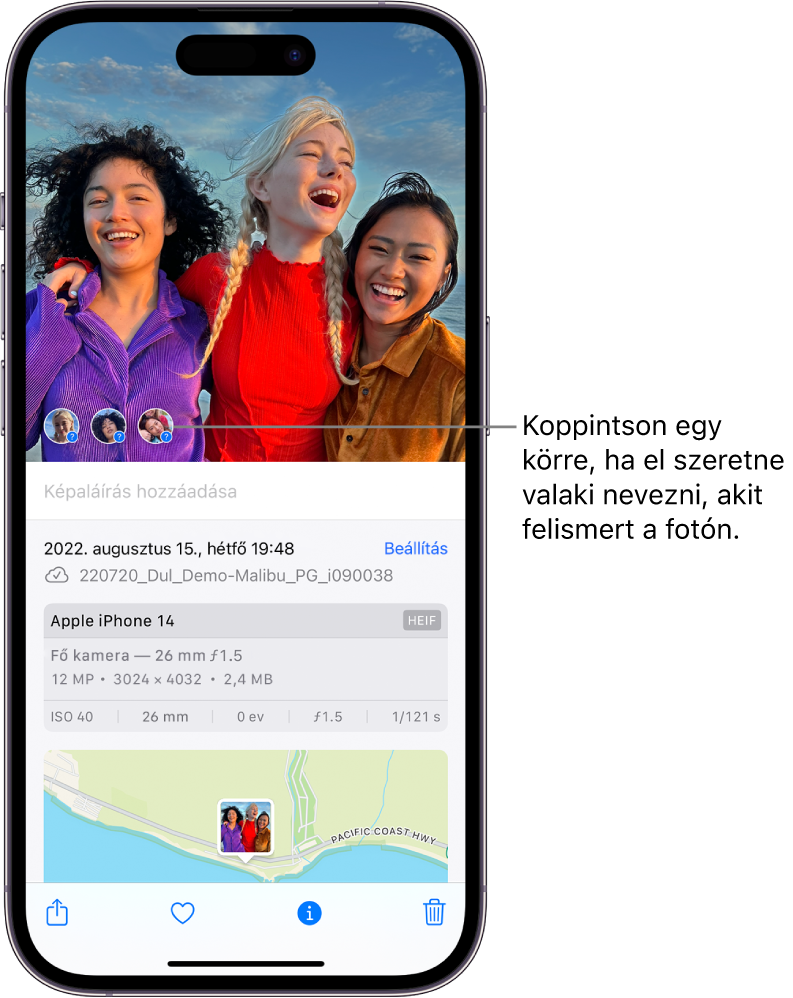 Az iPhone képernyőjének felső részén egy fotó van megnyitva a Fotók appban. A fotó bal alsó sarkában kérdőjelek láthatók a fotón szereplő személyek mellett.