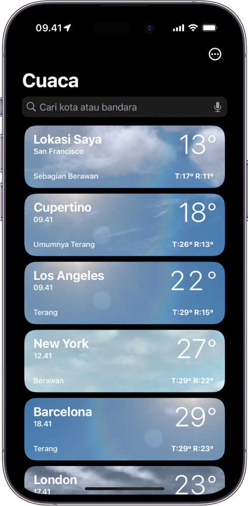 Layar cuaca, menampilkan daftar kota dengan waktu saat ini, suhu, perkiraan, serta suhu tertinggi dan terendah. Di bagian atas layar terdapat bidang pencarian dan di pojok kanan atas terdapat tombol Lainnya.