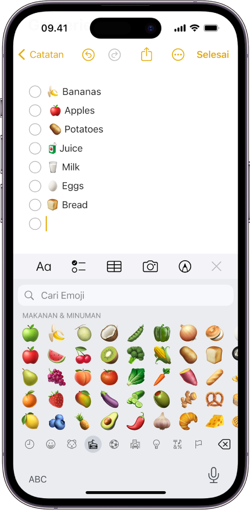 Catatan terbuka di app Catatan di bagian atas layar, dan papan ketik emoji terbuka di bagian bawah layar.