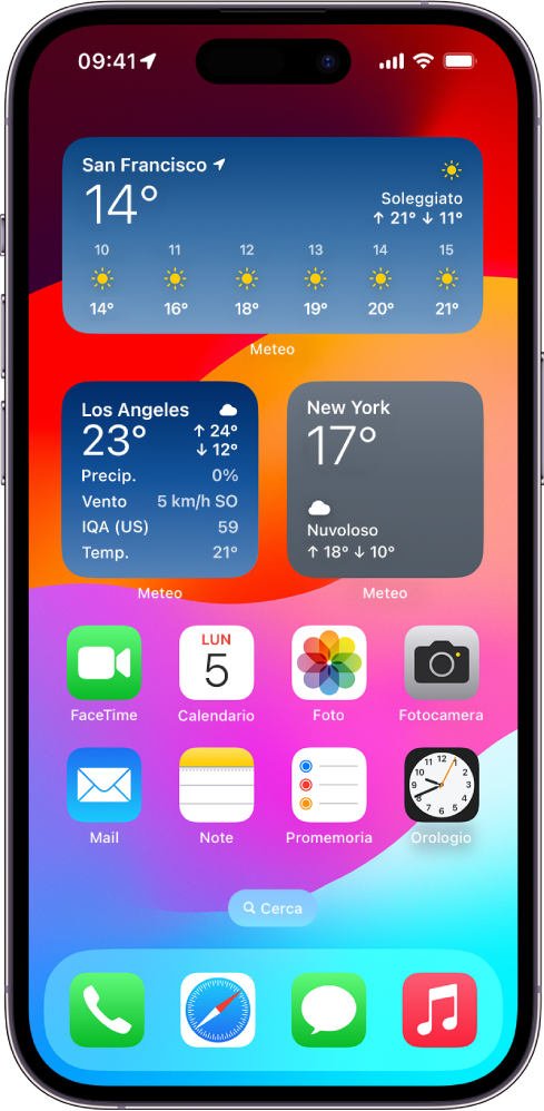 La schermata Home di iPhone con tre widget di Meteo nella parte superiore dello schermo per tre diverse località.