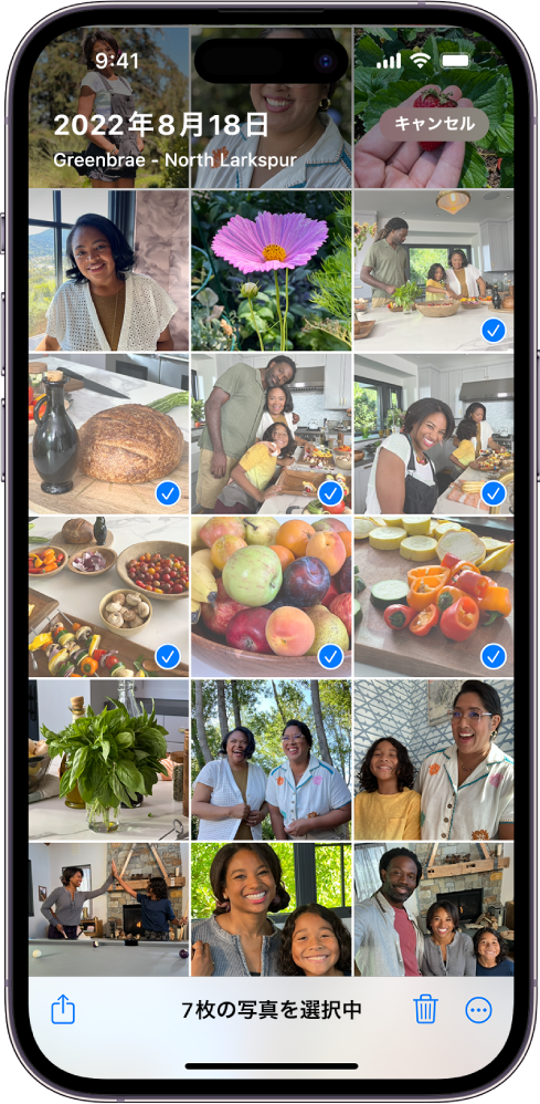 iPhoneの画面。写真のグリッドが画面いっぱいに表示され、そのうち7枚が選択されています。画面下部には、「共有」、「削除」、「その他」の各ボタンがあります。