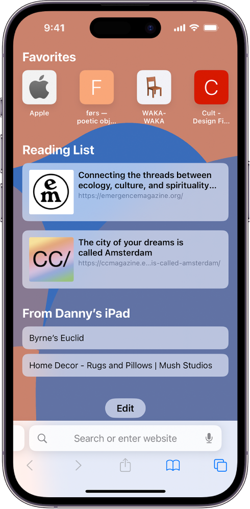 „Safari“ pradžios puslapis, kuriame rodomos mėgstamiausios svetainės, svetainės, išsaugotos sąraše „Reading List“, ir svetainės, atidarytos kitame „Apple“ įrenginyje. Ekrano apačioje rodomas mygtukas „Edit“.
