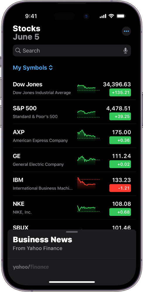 Programos „Stocks“ stebimų akcijų sąrašas, kuriame yra įvairios akcijos. Kiekviena akcija sąraše (iš kairės į dešinę) rodo akcijų simbolį ir pavadinimą, našumo lentelę, akcijų kainą ir kainų pasikeitimą. Ekrano viršuje virš stebėjimo sąrašo „My Symbols“ yra paieškos laukas. Ekrano apačioje rodoma „Business News“. Braukite aukštyn ties „Business News“, kad galėtumėte peržiūrėti parduotuves.