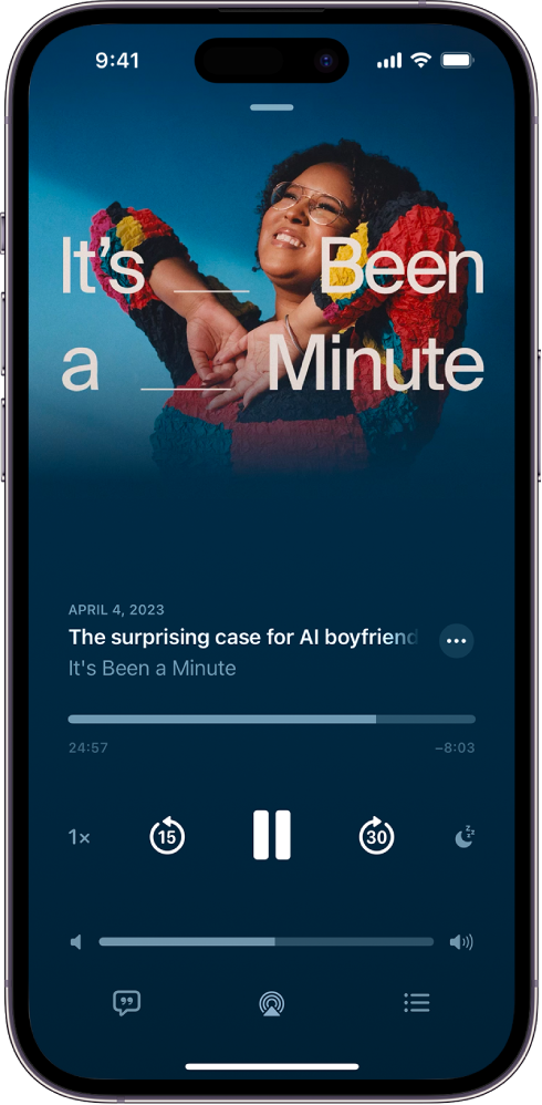Programos „Podcasts“ kortelė „Now Playing“, kurioje rodomas tinklalaidės paveikslėlis, epizodo pavadinimas, atkūrimo valdikliai ir garsumo slankiklis. Ekrano apačioje yra piktograma „AirPlay“ ir mygtukas „Playing Next“.