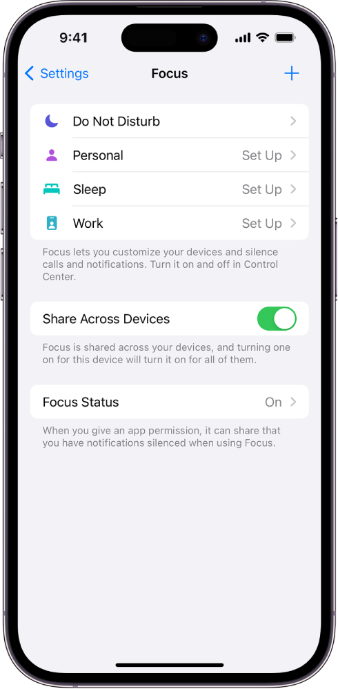Ekranas, kuriame rodomos keturios „Focus“ parinktys: „Do Not Disturb“, „Personal“, „Sleep“ ir „Work“. Naudodami mygtuką „Share Across Devices“, tuos pačius „Focus“ nustatymus galite naudoti visuose „Apple“ įrenginiuose, kuriuose esate prisijungę su tuo pačiu „Apple ID“.