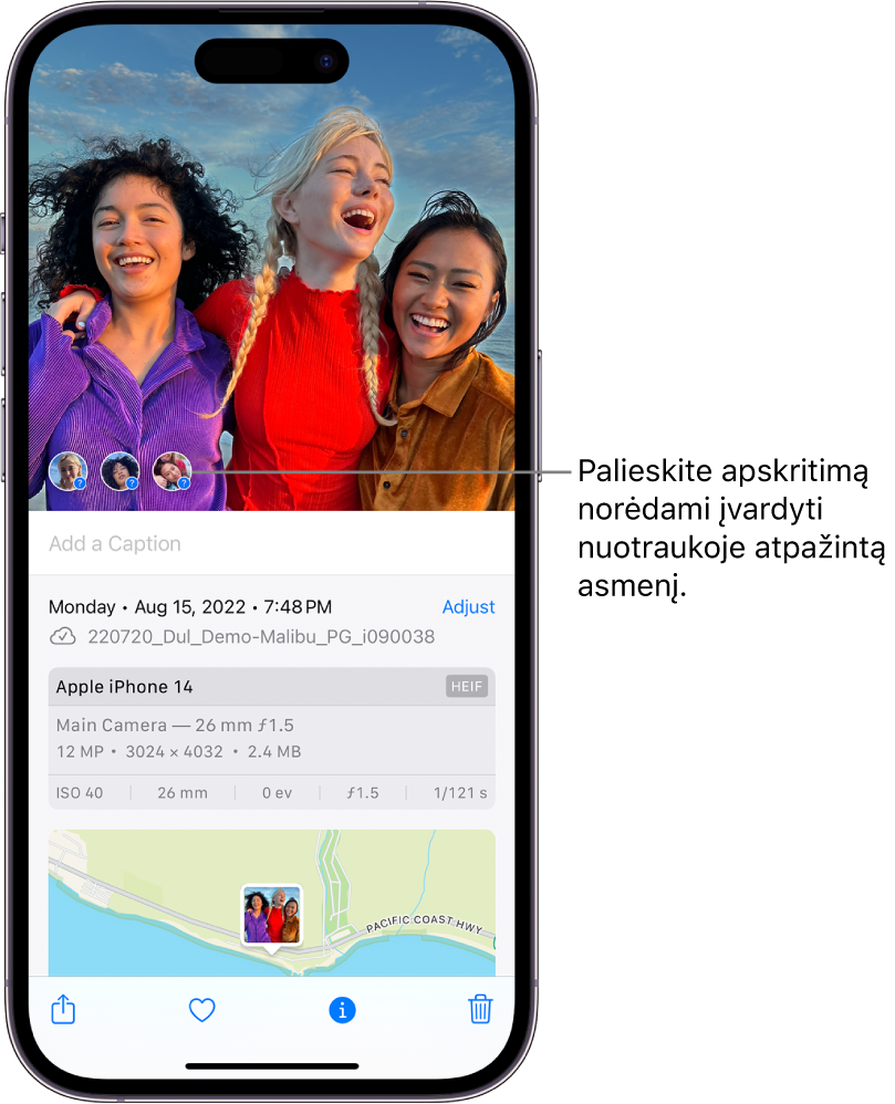 Viršutinėje „iPhone“ ekrano pusėje rodoma nuotrauka, atidaryta programoje „Photos“. Apatiniame kairiajame nuotraukos kampe šalia žmonių yra klaustukai.