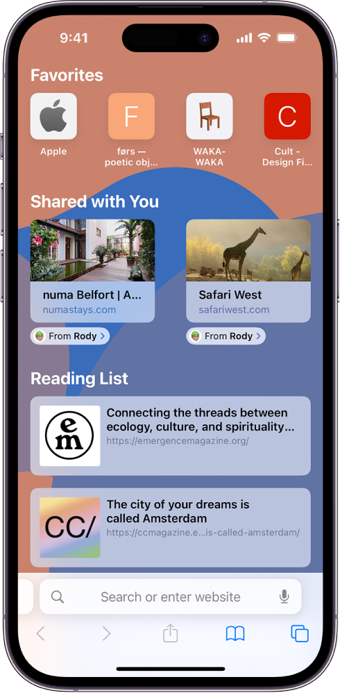 „Safari“ pradžios puslapio viduryje yra skiltis „Shared with You“ ir dviejų tinklalapių peržiūros. Po svetainių peržiūromis yra etiketės su užrašu „From Rody“.