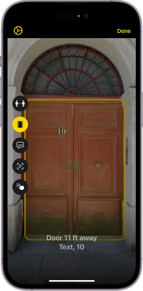 „Magnifier“ ekranas režimu „Detection Mode“, kuriame rodomos durys. Apačioje yra aprašymas, kaip toli yra durys, ir ant jų esantis numeris.