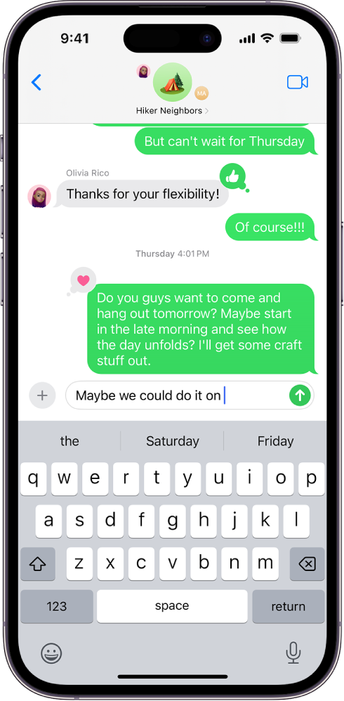 „Messages“ grupės pokalbis. Grupėje esančių žmonių piktogramos yra ekrano viršuje. Ekraninė klaviatūra yra apatinėje ekrano dalyje. Žinučių debesėliai yra žali, o tai rodo, kad bent vienas asmuo nenaudoja „iMessage“.