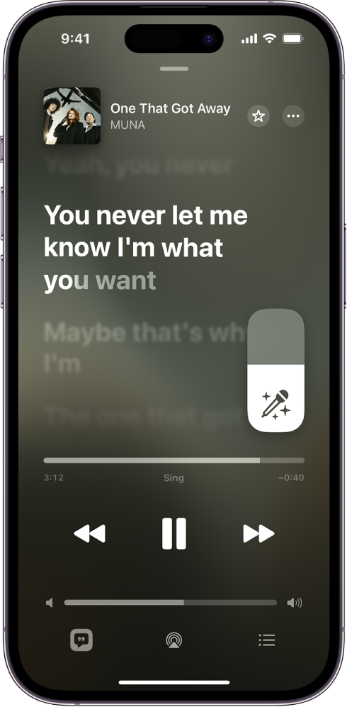 Ekrano „Now Playing“ viršuje (į dešinę nuo laiko juostos) rodomas „Apple Music Sing“ slankiklis. Pažymėti šiuo metu leidžiami dainos žodžiai.