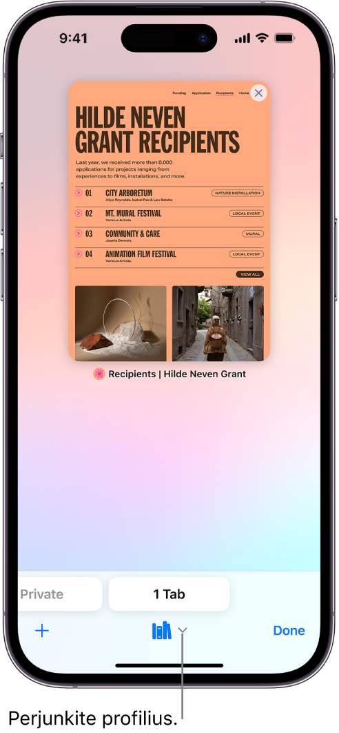 „iPhone“ ekranas, kuriame rodoma atidaryta „Safari“ kortelė. „Safari“ profilio piktograma yra ekrano apačioje. Palieskite piktogramą, kad perjungtumėte profilius.