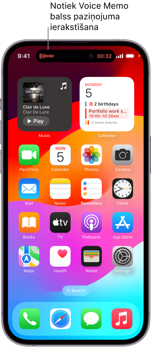 iPhone 14 Pro sākuma ekrāns, kurā redzams reāllaika Voice Memos ieraksts elementā Dynamic Island ekrāna augšdaļā.