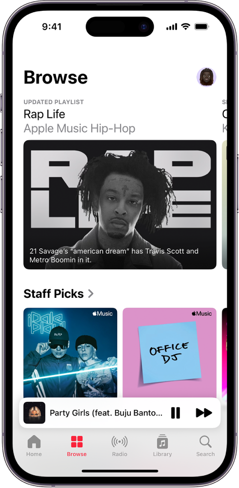 Browse ekrāns, kura augšdaļā ir redzams ieteiktais atskaņošanas saraksts. Varat švīkot pa kreisi, lai skatītu papildus ieteikto mūziku un videoklipus. Apakšā ir redzama sadaļa Staff Picks ar diviem Apple Music atskaņošanas sarakstiem. Varat švīkot ekrānā uz augšu, lai atklātu jaunu un ieteiktu mūziku.