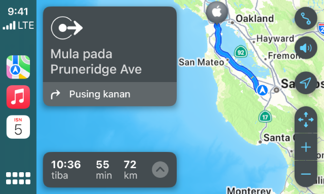 CarPlay menunjukkan Peta, Muzik dan Kalendar dalam Bar Sisi. Di sebelah kanan ialah laluan navigasi daripada Apple Park ke Stesen Apple Union.