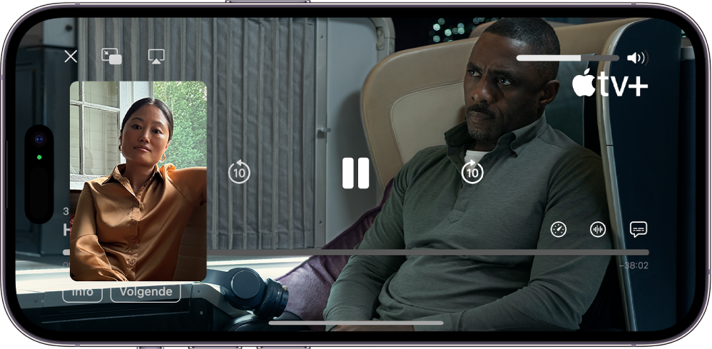 Een FaceTime-gesprek met een SharePlay-sessie, met Apple TV+-videomateriaal dat in het gesprek wordt gedeeld. De persoon die het materiaal deelt, wordt in een klein venster weergegeven, terwijl de video de rest van het scherm vult. De afspeelregelaars staan bovenaan de video.
