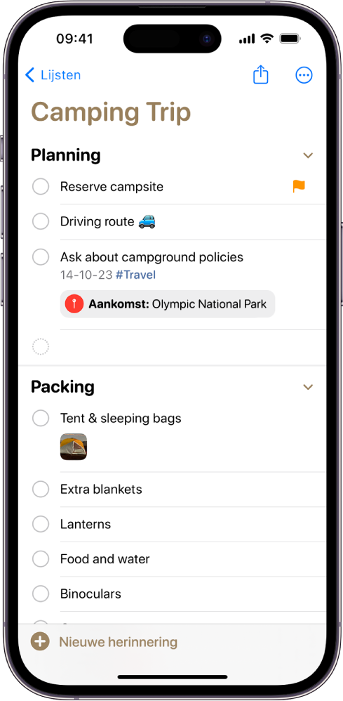 Een checklist voor een kampeertrip in Herinneringen. Sommige onderdelen zijn voorzien van tags, locaties, markeringen en foto's. De knop 'Nieuwe herinnering' staat linksonderin.