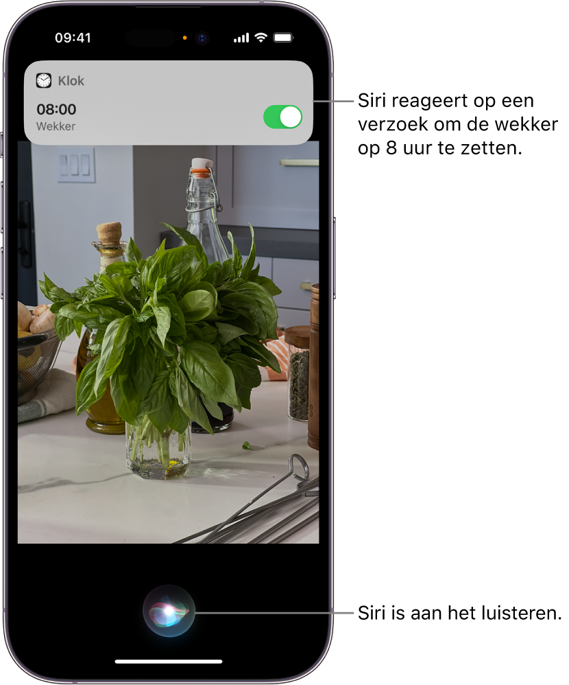 Een iPhone-scherm. Boven in het scherm geeft een melding van de Klok-app aan dat een wekker voor 8 uur 's ochtends is ingeschakeld. Een symbool onder in het scherm geeft aan dat Siri luistert.