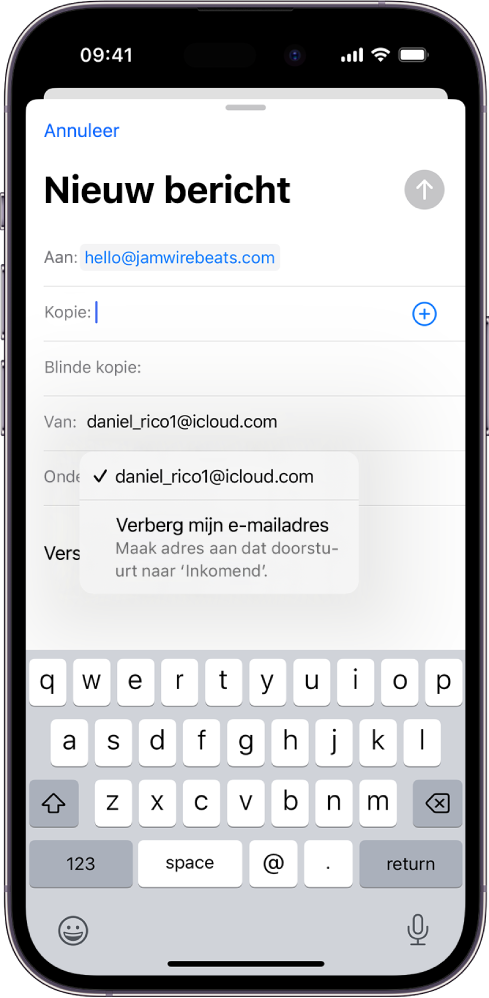 Een concept-e‑mail die wordt opgesteld. Het veld 'Van' is geselecteerd, met daaronder twee opties: een persoonlijk e‑mailadres en 'Verberg mijn e‑mailadres'.