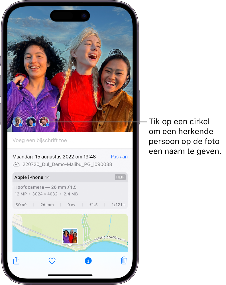 De bovenste helft van het iPhone-scherm toont een foto die in de Foto's-app is geopend. Linksonder in de foto staan vraagtekens naast mensen die op de foto staan.